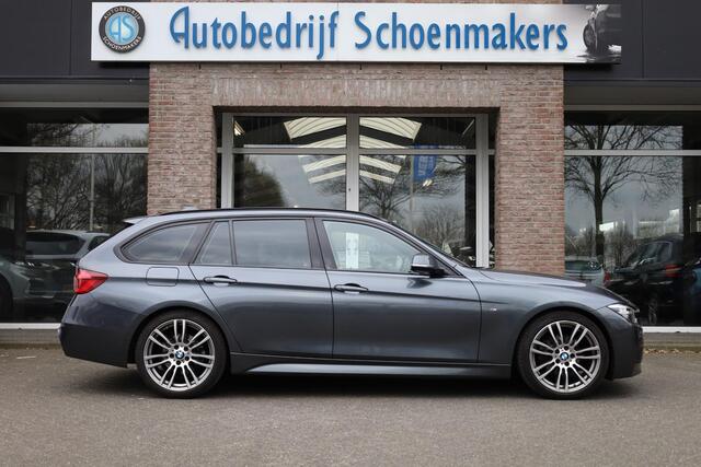 BMW 3-SERIE Touring 318i M Sport Corporate Lease CAMERA LEER+STOELVERWARMING DAB NAVI LED ZWARTE-HEMEL PANO/OPEN-DAK 19"LMV ELEK.LAADKLEP CRUISE NAP ENZ.