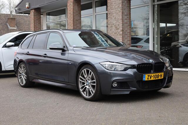 BMW 3-SERIE Touring 318i M Sport Corporate Lease CAMERA LEER+STOELVERWARMING DAB NAVI LED ZWARTE-HEMEL PANO/OPEN-DAK 19"LMV ELEK.LAADKLEP CRUISE NAP ENZ.