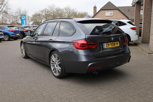 BMW 3-SERIE Touring 318i M Sport Corporate Lease CAMERA LEER+STOELVERWARMING DAB NAVI LED ZWARTE-HEMEL PANO/OPEN-DAK 19"LMV ELEK.LAADKLEP CRUISE NAP ENZ.
