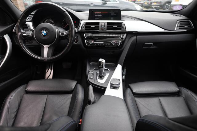 BMW 3-SERIE Touring 318i M Sport Corporate Lease CAMERA LEER+STOELVERWARMING DAB NAVI LED ZWARTE-HEMEL PANO/OPEN-DAK 19"LMV ELEK.LAADKLEP CRUISE NAP ENZ.