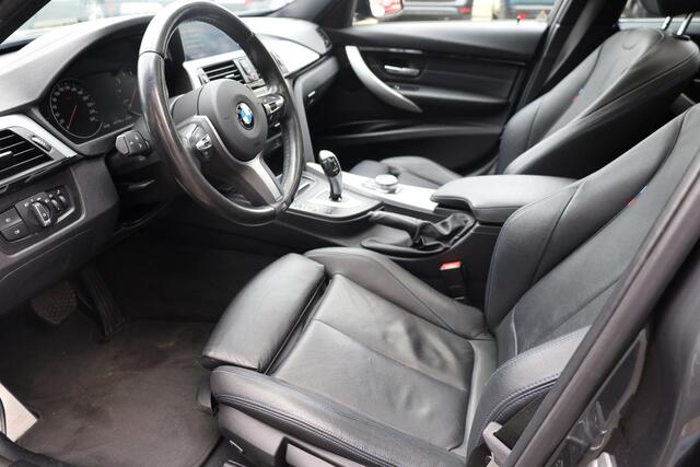 BMW 3-SERIE Touring 318i M Sport Corporate Lease CAMERA LEER+STOELVERWARMING DAB NAVI LED ZWARTE-HEMEL PANO/OPEN-DAK 19"LMV ELEK.LAADKLEP CRUISE NAP ENZ.