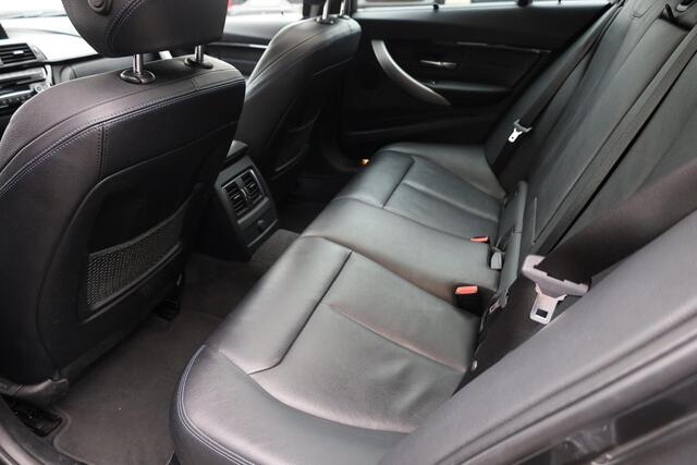 BMW 3-SERIE Touring 318i M Sport Corporate Lease CAMERA LEER+STOELVERWARMING DAB NAVI LED ZWARTE-HEMEL PANO/OPEN-DAK 19"LMV ELEK.LAADKLEP CRUISE NAP ENZ.