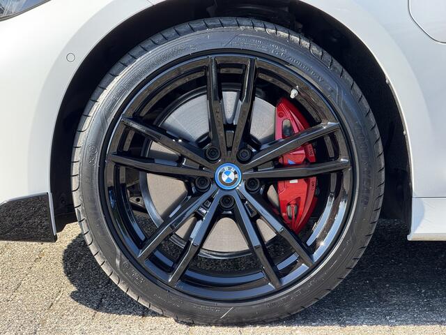 BMW 3-SERIE Touring 330e xDrive | M-Performance | Panorama | 19'' | Harman/Kardon | ACC
