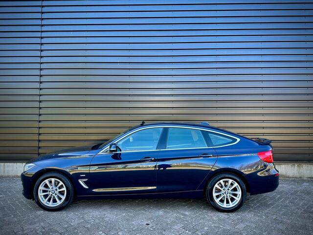 BMW 3-SERIE 320i LUXURY PANO|LEER|CAMERA|CARPLAY
