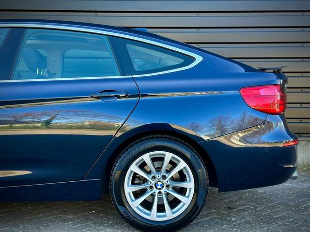 BMW 3-SERIE 320i LUXURY PANO|LEER|CAMERA|CARPLAY