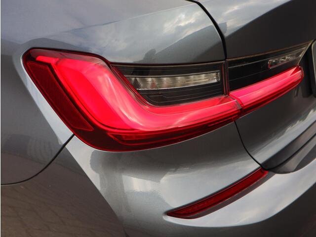 BMW 3-SERIE 320i High Exe. M-Sport | HUD | Leder | Sfeerverlichting |