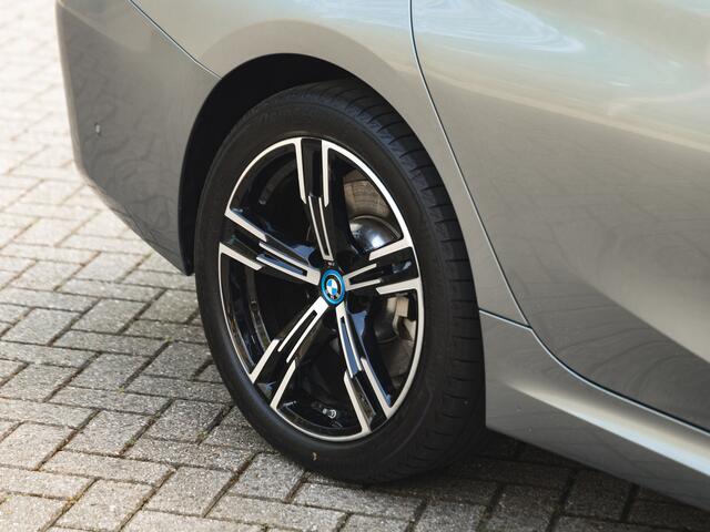 BMW 3-SERIE Touring 330e M-Sport - ACC - Trekhaak - Hifi - Stuurwiel verwarmd - Camera