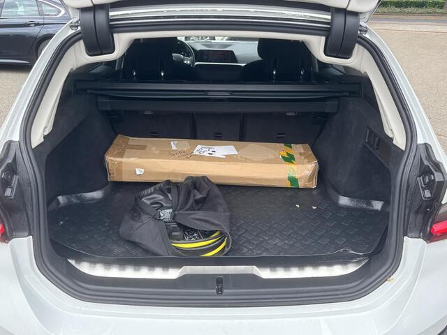 BMW 3-SERIE Touring 330e High Executive TREKHAAK AFNEEMBAAR | LASERLIGHT | HEAD UP