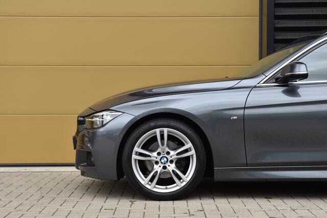 BMW 3-SERIE Touring 318i M Sport * M Sportpakket * Leder * Stoelverwarming * Navigatie Professional * LED * PDC *