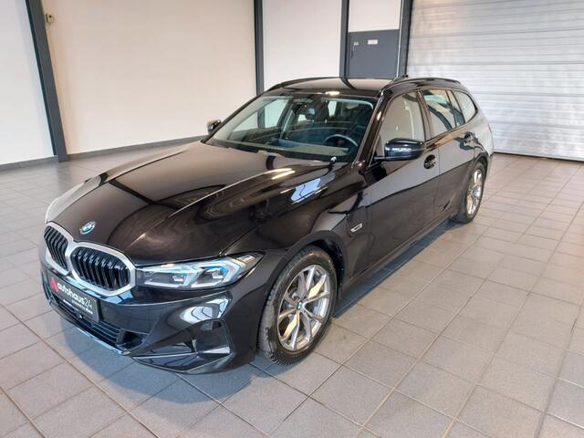 BMW 3-SERIE Touring 320e Climate control Adaptive cruise control Parkeersensoren Navigatie LED Apple Carplay/ Android Auto