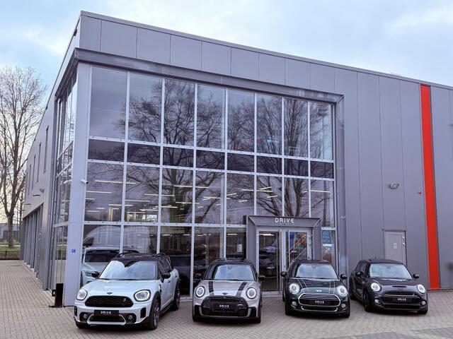 BMW 3-SERIE Touring 318i Bus Ed. Plus M-Sport|Pano|El.Trekhaak|Ad.Cruise