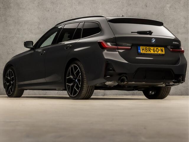 BMW 3-SERIE Touring 330e M-Sport 293Pk Automaat (DRAVITGRAU, FACELIFT, LASER KOPLAMPEN, HEAD-UP DISPLAY, CAMERA, M PAKKET, KEYLESS, MEMORY SEATS, ADAPTIVE CRUISE, SFEERVERLICHTING, APPLE CARPLAY, DAB+, NIEUWSTAAT)