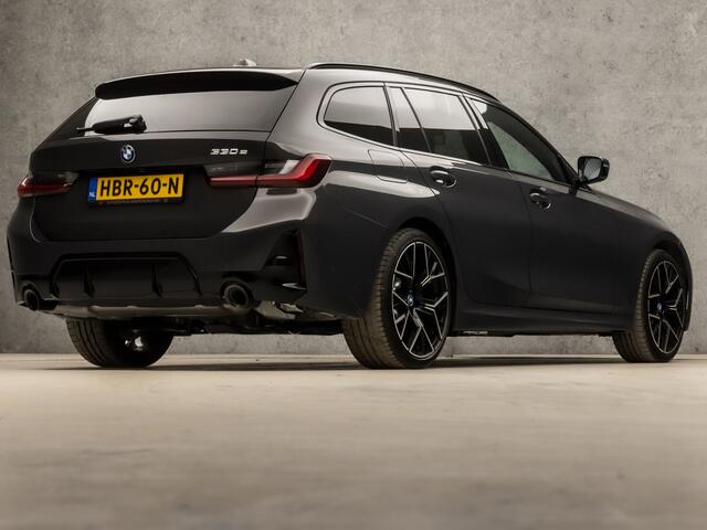 BMW 3-SERIE Touring 330e M-Sport 293Pk Automaat (DRAVITGRAU, FACELIFT, LASER KOPLAMPEN, HEAD-UP DISPLAY, CAMERA, M PAKKET, KEYLESS, MEMORY SEATS, ADAPTIVE CRUISE, SFEERVERLICHTING, APPLE CARPLAY, DAB+, NIEUWSTAAT)