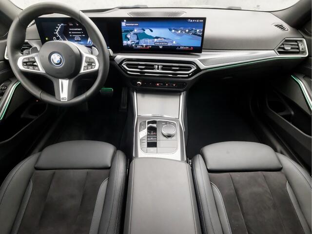 BMW 3-SERIE Touring 330e M-Sport 293Pk Automaat (DRAVITGRAU, FACELIFT, LASER KOPLAMPEN, HEAD-UP DISPLAY, CAMERA, M PAKKET, KEYLESS, MEMORY SEATS, ADAPTIVE CRUISE, SFEERVERLICHTING, APPLE CARPLAY, DAB+, NIEUWSTAAT)