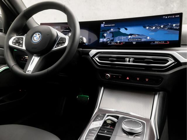 BMW 3-SERIE Touring 330e M-Sport 293Pk Automaat (DRAVITGRAU, FACELIFT, LASER KOPLAMPEN, HEAD-UP DISPLAY, CAMERA, M PAKKET, KEYLESS, MEMORY SEATS, ADAPTIVE CRUISE, SFEERVERLICHTING, APPLE CARPLAY, DAB+, NIEUWSTAAT)