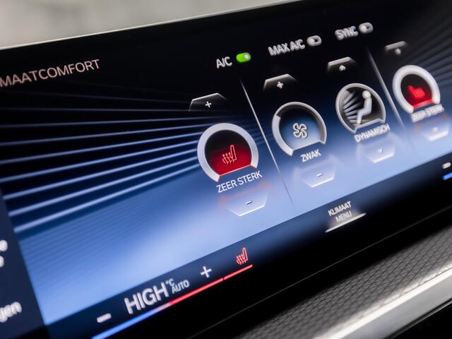 BMW 3-SERIE Touring 330e M-Sport 293Pk Automaat (DRAVITGRAU, FACELIFT, LASER KOPLAMPEN, HEAD-UP DISPLAY, CAMERA, M PAKKET, KEYLESS, MEMORY SEATS, ADAPTIVE CRUISE, SFEERVERLICHTING, APPLE CARPLAY, DAB+, NIEUWSTAAT)