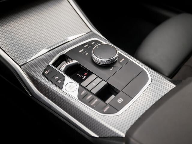 BMW 3-SERIE Touring 330e M-Sport 293Pk Automaat (DRAVITGRAU, FACELIFT, LASER KOPLAMPEN, HEAD-UP DISPLAY, CAMERA, M PAKKET, KEYLESS, MEMORY SEATS, ADAPTIVE CRUISE, SFEERVERLICHTING, APPLE CARPLAY, DAB+, NIEUWSTAAT)