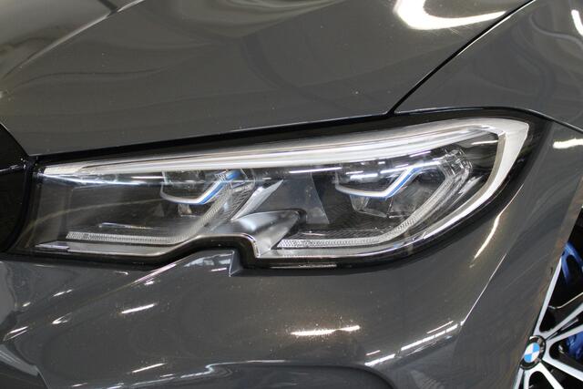 BMW 3-SERIE Touring 330e xDrive High Executive M-sport | Incl. 12 maanden garantie | Assisted drive | Head-up display | Stoelverwarming voor + achter | Stuurverwarming | 360° camera | Elektrisch uitklapbare trekhaak |