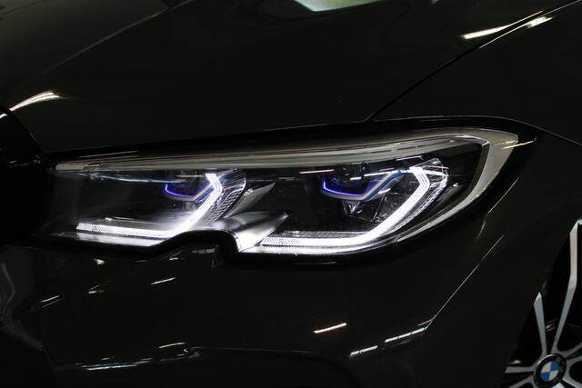 BMW 3-SERIE Touring 330e xDrive High Executive M-sport | Incl. 12 maanden garantie | Assisted drive | Head-up display | Stoelverwarming voor + achter | Stuurverwarming | 360° camera | Elektrisch uitklapbare trekhaak |