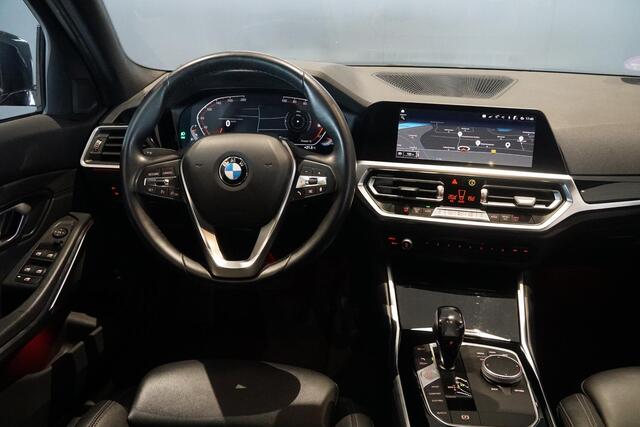 BMW 3-SERIE Touring 318i High Executive *INCL. BTW* + HEAD-UP / SPORTSTOEL / 19'' LMV