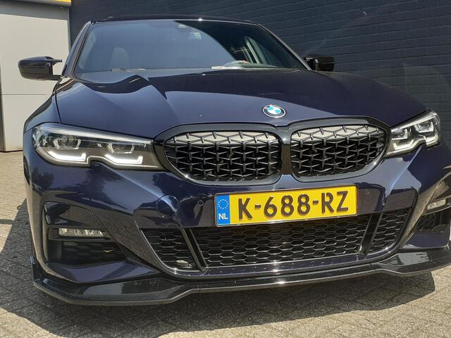 BMW 3-SERIE 318i High Executive M-Styling/Leder/Panorama-Dak/Frontsplitter/Harman Kardon/Virtual Cockpitt
