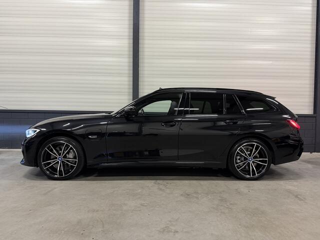 BMW 3-SERIE Touring 330e xDrive M-Sport PANO/LASER/360CAMERA/ADAPTIVE M-ONDERSTEL/ACC/LEER-ALCANTARA/19"BREEDSET/KEYLESS/SHADOW-LINE/NET OH BEURT GEHAD BIJ BMW DEALER