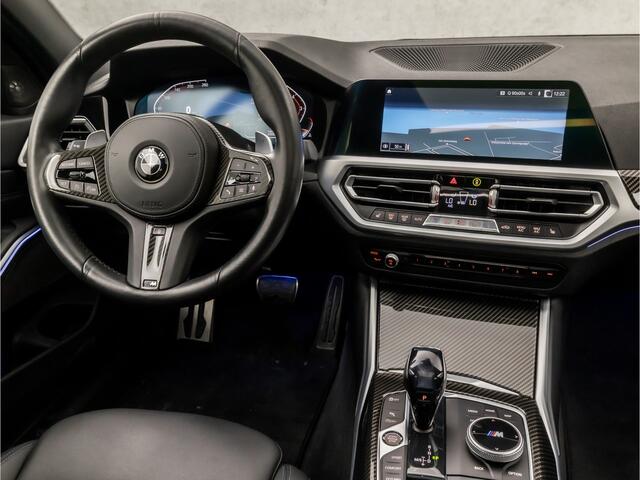 BMW 3-SERIE 330i High Executive M Sport 259Pk Automaat (SCHUIFDAK, M PAKKET, HEAD-UP DISPLAY, LASER KOPLAMPEN, CARBON INLEG, HARMAN/KARDON, LEDER/ALCANTARA, APPLE CARPLAY, STUUR/STOELVERWARMING, NIEUWSTAAT)