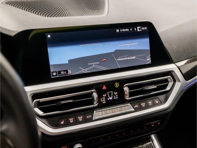 BMW 3-SERIE 330i High Executive M Sport 259Pk Automaat (SCHUIFDAK, M PAKKET, HEAD-UP DISPLAY, LASER KOPLAMPEN, CARBON INLEG, HARMAN/KARDON, LEDER/ALCANTARA, APPLE CARPLAY, STUUR/STOELVERWARMING, NIEUWSTAAT)