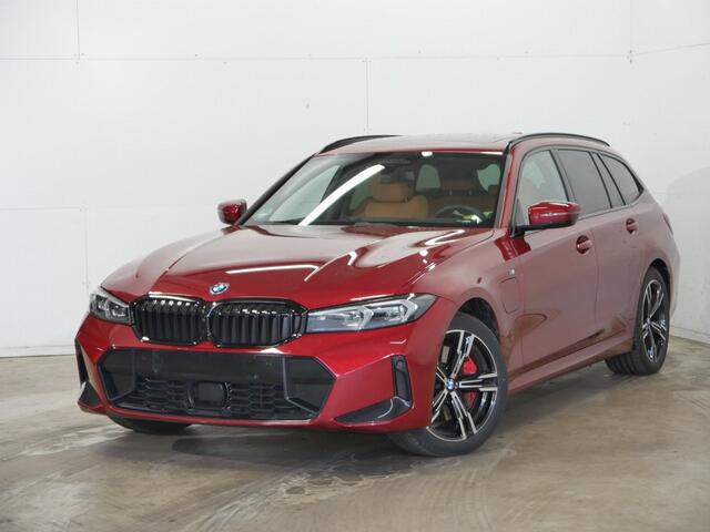 BMW 3-SERIE Touring 330e xDrive - M-Sport Pro - LCi 2 - Grote Range - Pano - Trekhaak - ACC