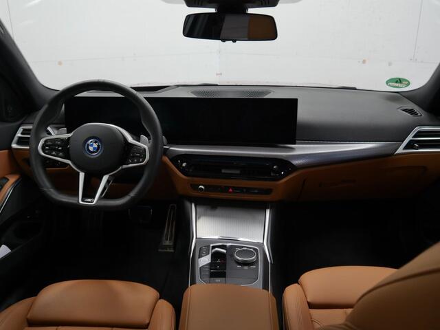 BMW 3-SERIE Touring 330e xDrive - M-Sport Pro - LCi 2 - Grote Range - Pano - Trekhaak - ACC