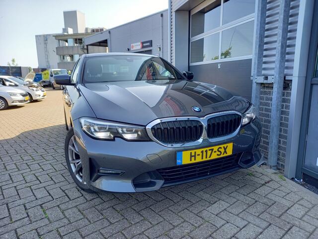 BMW 3-SERIE 318i Executive Edition - SPORT LINE - CARPLAY / ANDROID - LED - 1/2 LEER - NL AUTO - 1 EIGENAAR