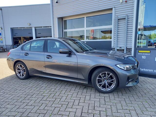 BMW 3-SERIE 318i Executive Edition - SPORT LINE - CARPLAY / ANDROID - LED - 1/2 LEER - NL AUTO - 1 EIGENAAR
