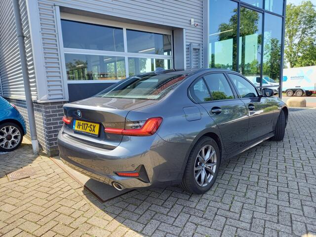 BMW 3-SERIE 318i Executive Edition - SPORT LINE - CARPLAY / ANDROID - LED - 1/2 LEER - NL AUTO - 1 EIGENAAR