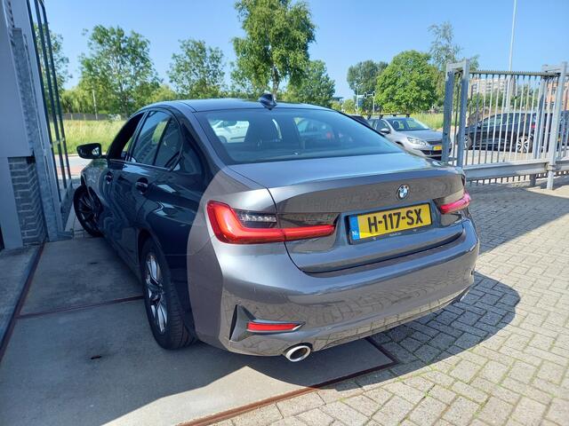 BMW 3-SERIE 318i Executive Edition - SPORT LINE - CARPLAY / ANDROID - LED - 1/2 LEER - NL AUTO - 1 EIGENAAR
