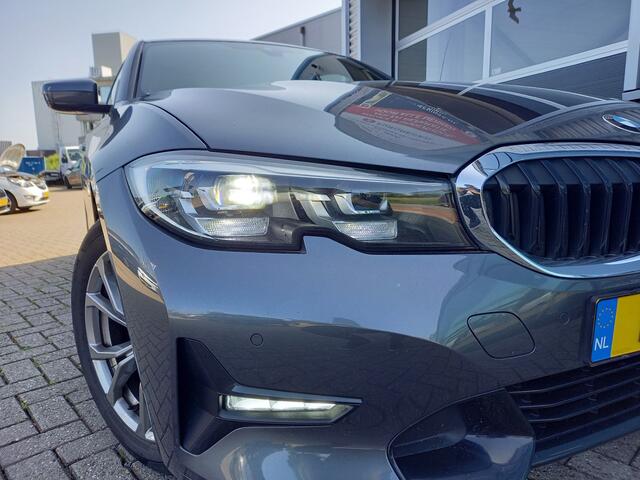 BMW 3-SERIE 318i Executive Edition - SPORT LINE - CARPLAY / ANDROID - LED - 1/2 LEER - NL AUTO - 1 EIGENAAR
