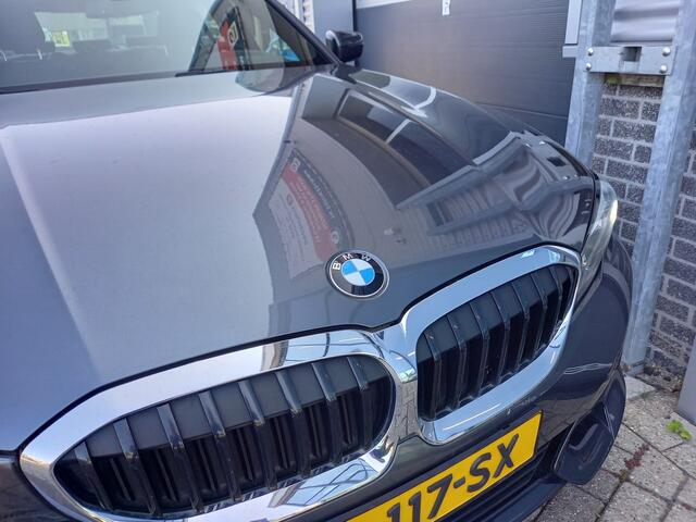 BMW 3-SERIE 318i Executive Edition - SPORT LINE - CARPLAY / ANDROID - LED - 1/2 LEER - NL AUTO - 1 EIGENAAR