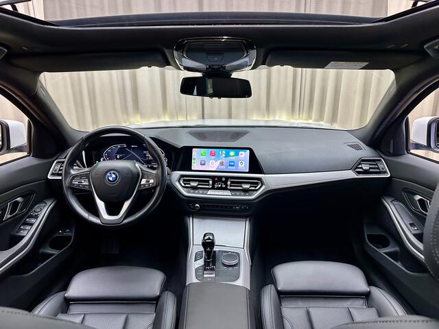 BMW 3-SERIE Touring 320e *Sport-Line* Panoramadak / Leder / Stoelverwarming / Apple Carplay / Elek. Trekhaak / LED / Camera / 17"LMV