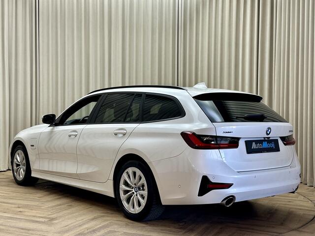 BMW 3-SERIE Touring 320e *Sport-Line* Panoramadak / Leder / Stoelverwarming / Apple Carplay / Elek. Trekhaak / LED / Camera / 17"LMV