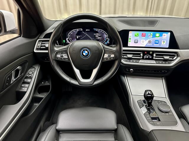 BMW 3-SERIE Touring 320e *Sport-Line* Panoramadak / Leder / Stoelverwarming / Apple Carplay / Elek. Trekhaak / LED / Camera / 17"LMV