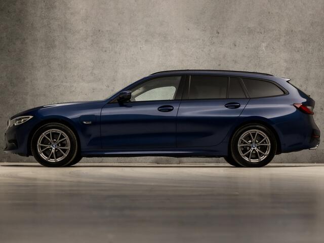 BMW 3-SERIE Touring 320e Sportline 204Pk Automaat (PANORAMADAK, APPLE CARPLAY, GROOT NAVI, MEMORY SEATS, CAMERA, LEDEREN SPORTSTOELEN, SFEERVERLICHTING, GETINT GLAS, ELEK ACHTERKLEP, NIEUWSTAAT)