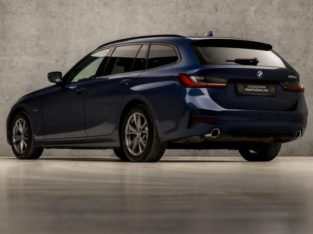 BMW 3-SERIE Touring 320e Sportline 204Pk Automaat (PANORAMADAK, APPLE CARPLAY, GROOT NAVI, MEMORY SEATS, CAMERA, LEDEREN SPORTSTOELEN, SFEERVERLICHTING, GETINT GLAS, ELEK ACHTERKLEP, NIEUWSTAAT)