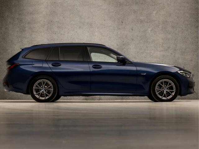 BMW 3-SERIE Touring 320e Sportline 204Pk Automaat (PANORAMADAK, APPLE CARPLAY, GROOT NAVI, MEMORY SEATS, CAMERA, LEDEREN SPORTSTOELEN, SFEERVERLICHTING, GETINT GLAS, ELEK ACHTERKLEP, NIEUWSTAAT)