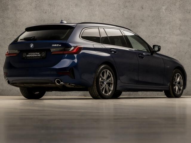 BMW 3-SERIE Touring 320e Sportline 204Pk Automaat (PANORAMADAK, APPLE CARPLAY, GROOT NAVI, MEMORY SEATS, CAMERA, LEDEREN SPORTSTOELEN, SFEERVERLICHTING, GETINT GLAS, ELEK ACHTERKLEP, NIEUWSTAAT)