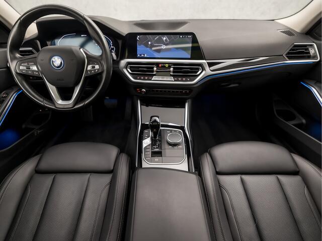 BMW 3-SERIE Touring 320e Sportline 204Pk Automaat (PANORAMADAK, APPLE CARPLAY, GROOT NAVI, MEMORY SEATS, CAMERA, LEDEREN SPORTSTOELEN, SFEERVERLICHTING, GETINT GLAS, ELEK ACHTERKLEP, NIEUWSTAAT)