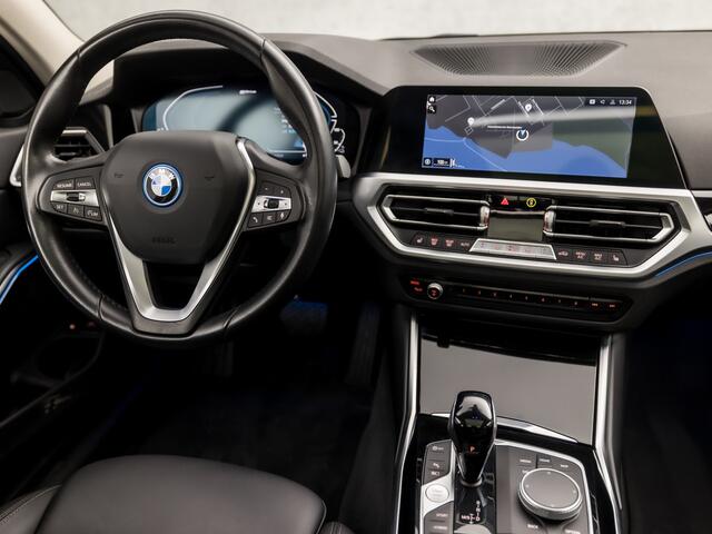 BMW 3-SERIE Touring 320e Sportline 204Pk Automaat (PANORAMADAK, APPLE CARPLAY, GROOT NAVI, MEMORY SEATS, CAMERA, LEDEREN SPORTSTOELEN, SFEERVERLICHTING, GETINT GLAS, ELEK ACHTERKLEP, NIEUWSTAAT)
