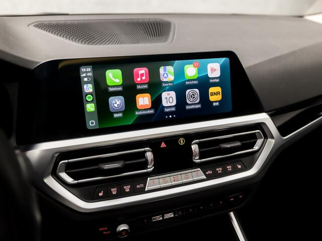 BMW 3-SERIE Touring 320e Sportline 204Pk Automaat (PANORAMADAK, APPLE CARPLAY, GROOT NAVI, MEMORY SEATS, CAMERA, LEDEREN SPORTSTOELEN, SFEERVERLICHTING, GETINT GLAS, ELEK ACHTERKLEP, NIEUWSTAAT)