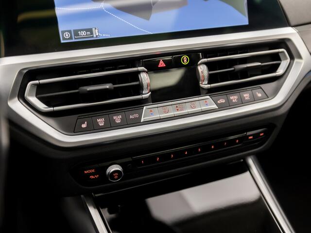 BMW 3-SERIE Touring 320e Sportline 204Pk Automaat (PANORAMADAK, APPLE CARPLAY, GROOT NAVI, MEMORY SEATS, CAMERA, LEDEREN SPORTSTOELEN, SFEERVERLICHTING, GETINT GLAS, ELEK ACHTERKLEP, NIEUWSTAAT)