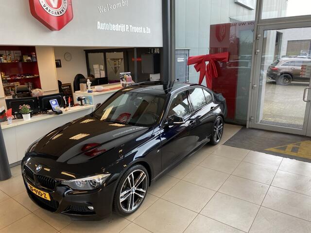 BMW 3-SERIE 330i M Sport Edition,M Pakket,NL Auto,Automaat,Schuifkanteldak,Keyless Entry,Navigatie,Parkeerassistent,Trekhaak,Leder&Stoelverwarming,Climate&Cruisecontrol,Bleutooth met Spraakbediening,SensorenV&A,19 Inch Lmv