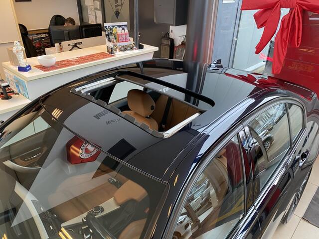BMW 3-SERIE 330i M Sport Edition,M Pakket,NL Auto,Automaat,Schuifkanteldak,Keyless Entry,Navigatie,Parkeerassistent,Trekhaak,Leder&Stoelverwarming,Climate&Cruisecontrol,Bleutooth met Spraakbediening,SensorenV&A,19 Inch Lmv