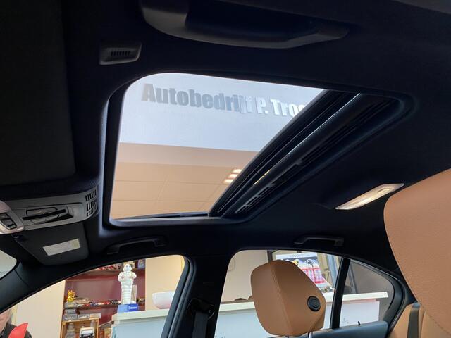 BMW 3-SERIE 330i M Sport Edition,M Pakket,NL Auto,Automaat,Schuifkanteldak,Keyless Entry,Navigatie,Parkeerassistent,Trekhaak,Leder&Stoelverwarming,Climate&Cruisecontrol,Bleutooth met Spraakbediening,SensorenV&A,19 Inch Lmv